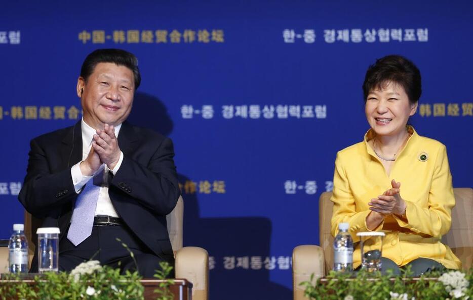 [写真]7月4日、韓国の財界人フォーラムに参加した朴槿恵大統領（右）と習近平主席（写真：ロイター/アフロ）