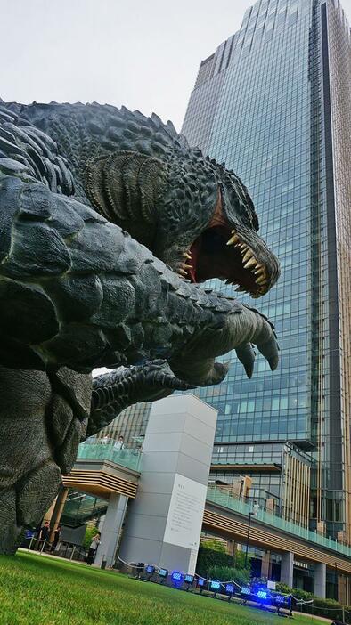 [写真]東京ミッドタウンの芝生広場に出現したゴジラのオブジェ