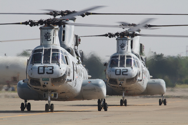 [写真]海兵隊で運用されていた旧型の輸送ヘリコプターCH-46型（2012年4月28日厚木基地、小山英之氏撮影）