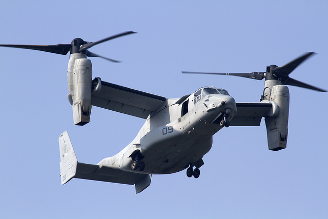 [写真]厚木基地に初飛来したアメリカ海兵隊 MV-22型ティルトローター輸送機「オスプレイ」（2014年7月15日、小山英之氏撮影）