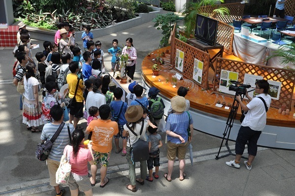 [写真]食虫植物ミニ講座。ハエトリグサの疑似捕虫実験も行われる＝大阪市鶴見区で