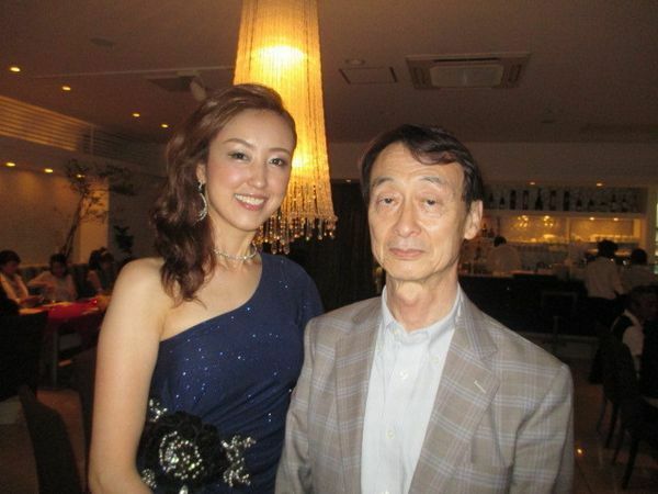 [写真]ジャズボーカリストの三好由美さんと庵原イハラ楽器社長