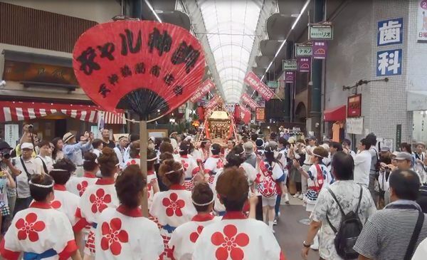 [写真]天神橋筋商店街には大勢の見物人も＝23日正午ごろ、大阪市北区で