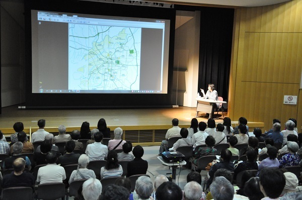 [写真]有栖川さんの講演に聞き入る観衆たち=大阪市西区で