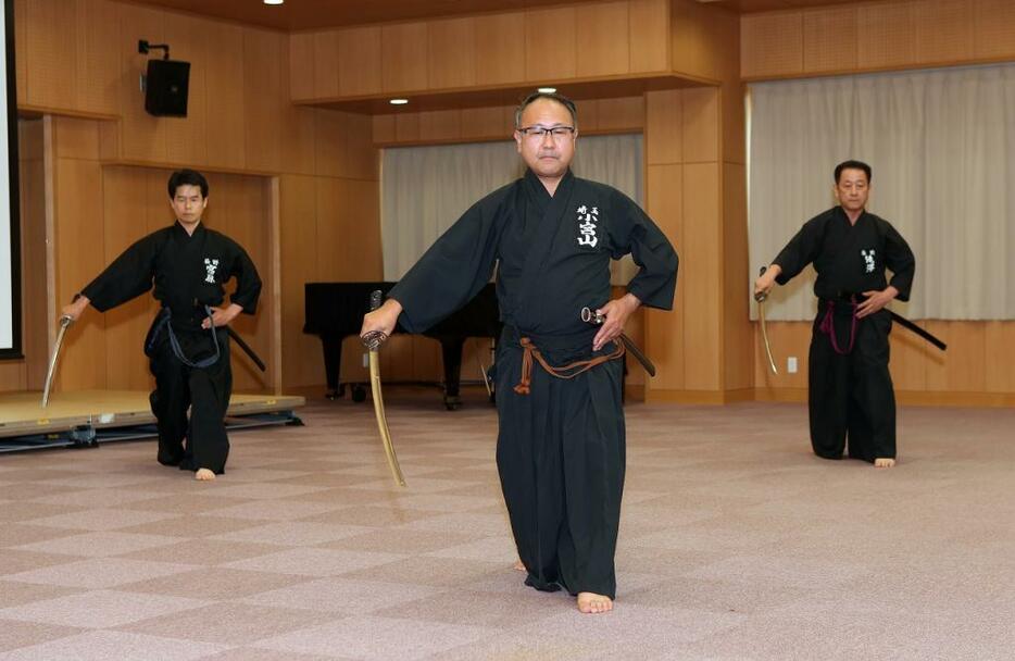 [写真]展示に合わせて行われた居合道の演武=長野県坂城町の「鉄の展示館」