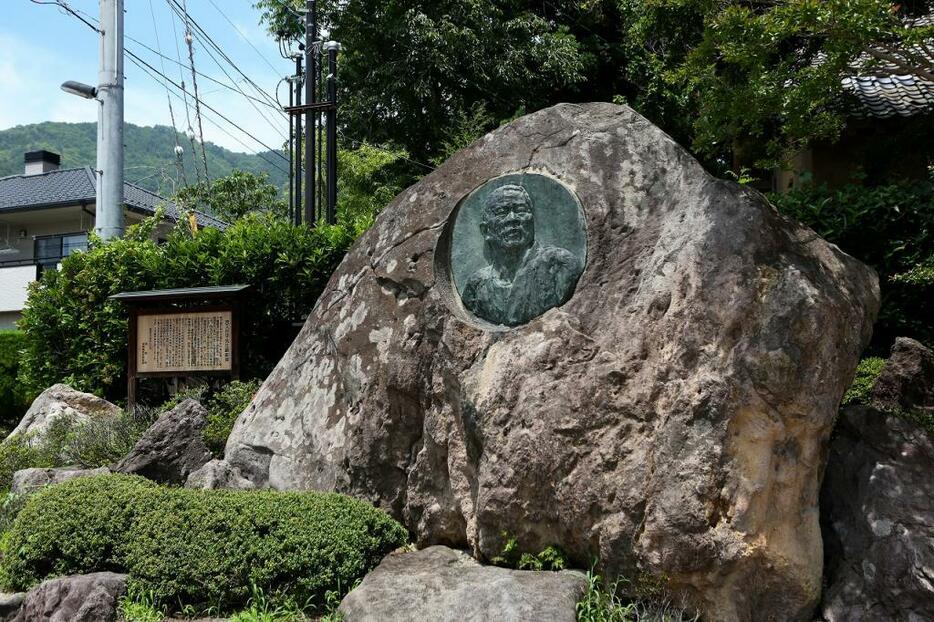 [写真]「鉄の展示館」前にある初代・宮入行平氏の顕彰碑＝長野県坂城町