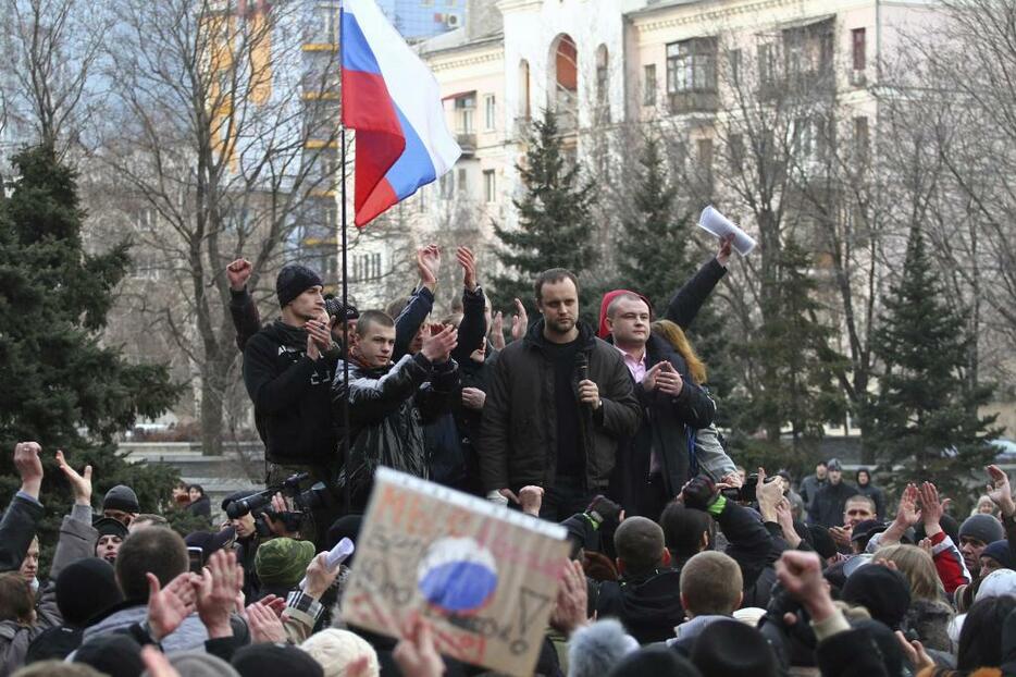 [写真]今年3月、ウクライナ東部のドネツク州政府庁舎を一時占拠した親ロシア派の住民（ロイター/アフロ）