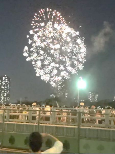 [写真]花火があがるたびに歓声があがる＝25日午後8時10分ごろ、大阪市都島区で