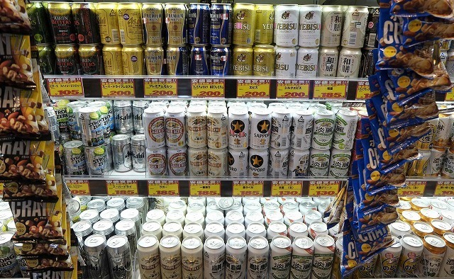 政府・与党はビールの税率を引き下げ、発泡酒と第3のビールは増税する方針だという（写真：ロイター/アフロ）
