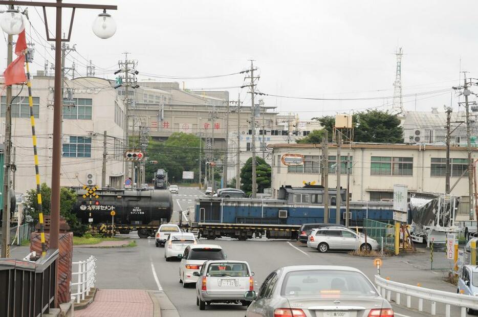 [写真]工業地帯・四日市港では貨物列車が頻繁に行き交う光景を目にすることができる（2009年8月撮影）