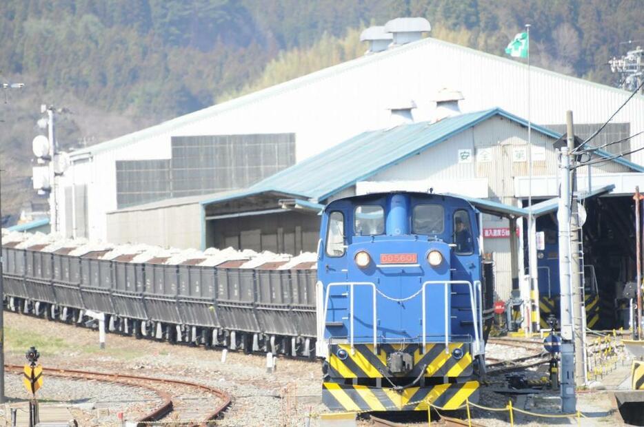[写真]岩手開発鉄道は東日本大震災で被災したが、その年の11月から運転を再開。被災地の物流を担っている（2014年4月撮影）