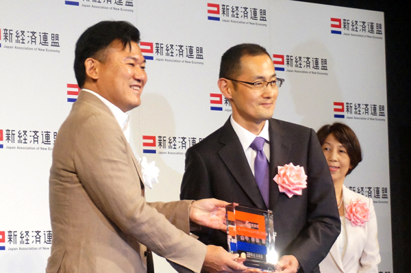 [写真]イノベーション大賞を受賞した山中伸弥教授（右）と三木谷浩史代表理事